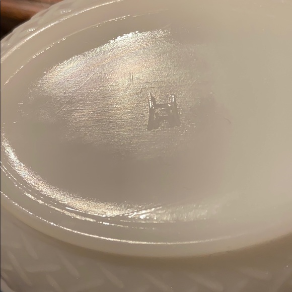 Lot of 2 Milk Glasses of Hens on a Nest - Picture 16 of 16